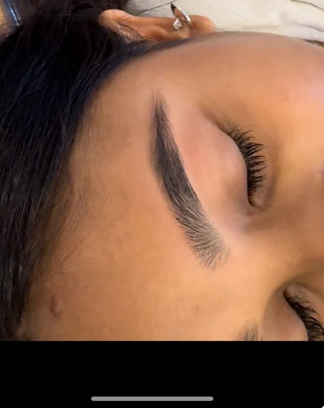 Defined eyebrows